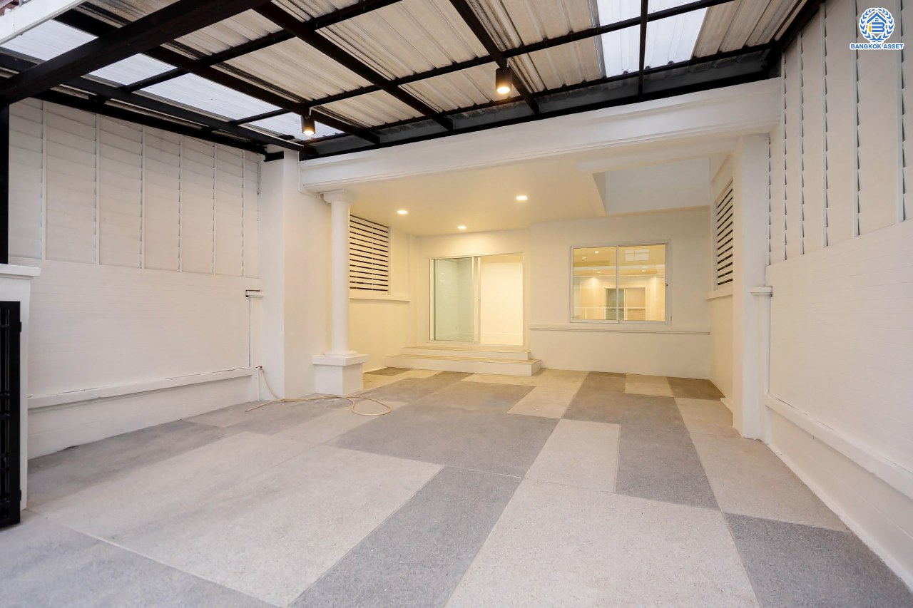 บ้านมือสองตกแต่งใหม่ โครงการ นันทนาการ์เด้น-พาร์คเพลส 345 ราชพฤกษ์-ติวานนท์ เนื้อที่ 27 ตร.ว. ฟังก์ชัน 3 ห้องนอน 2 ห้องน้ำ จอดรถได้ 2 คัน บรรยากาศเงียบสงบเป็นส่วนตัว สิ่งอำนวยความสะดวกมากมาย! บนทำเลศักยภาพ เชื่อมต่อถนนราชพฤกษ์ ใกล้จุดขึ้นทางด่วน "ศรีสมาน"